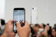 iPhone Air počas predstavenia. 