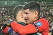Brankár Bolívie Carlos Lampe (vpravo) objíma spoluhráča Luisa Haquina, keď oslavujú víťazstvo svojho tímu 1:0 nad Brazíliou na konci kvalifikačného zápasu MS 2026.