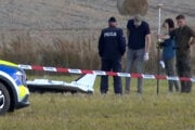 Poľská polícia pri jednom zo zostrelených ruských dronov.