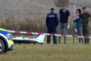 Poľská polícia pri jednom zo zostrelených ruských dronov.