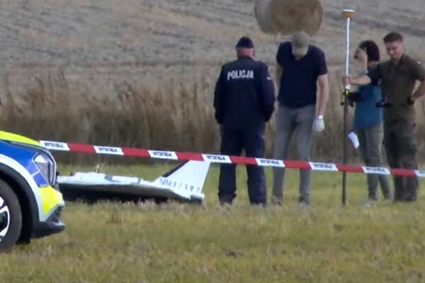 Poľská polícia pri jednom zo zostrelených ruských dronov.