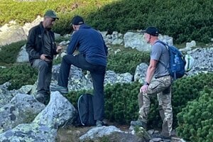 Strážcovia prírody kontrolovali turistov na oboch stranách Tatier.