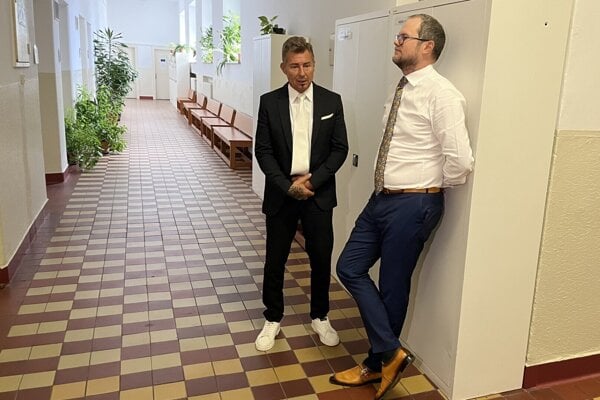 Podnikateľ Ondrej Janíček s obhajcom Petrom Kubinom.