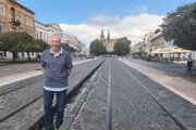 Režisér Peter Hrabinský v centre Košíc, o ktorom natáčal dokumentárny film.