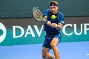 Alex Molčan odvracia úder Nicolásovi Mejiáovi z Kolumbie.