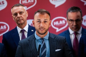 Predseda Hlasu Matúš Šutaj Eštok spolu s ďalšími členmi strany.