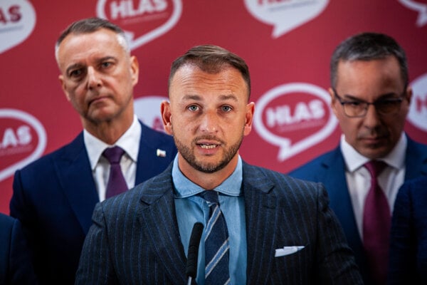 Predseda Hlasu Matúš Šutaj Eštok spolu s ďalšími členmi strany.