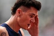 Jakob Ingebrigtsen po rozbehu na trati 1500 m na MS v Tokiu 2025.
