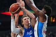 Lauri Markkanen a Kostas Antetokounmpo.