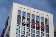 Logo na budove švajčiarskej banky UBS.