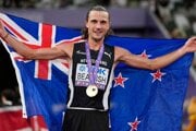 Novozélandský atlét George Beamish pózuje so zlatou medailou.