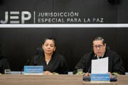Členovia kolumbijského mierového tribunálu prečítali rozsudok o vine za vojnové zločiny spáchané bývalými vodcami Revolučných ozbrojených síl Kolumbie (FARC).