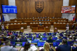 Opozícia kritizuje obmedzenie rozpravy ku konsolidácii. Avizuje ďalší protest