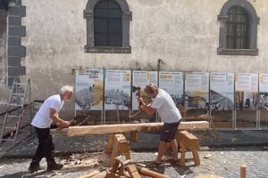 Ukážky tradičného tesárstva pre verejnosť na podujatí Nezabudnuté remeslá, aktivita z edukačného programu projektu rekonštrukcie.