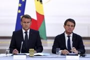 Prezident Emmanuel Macron a minister pre zámorské územia Manuel Valls, ktorý bol predsedom francúzskej vlády v roku 2016.
