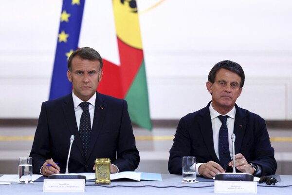Prezident Emmanuel Macron a minister pre zámorské územia Manuel Valls, ktorý bol predsedom francúzskej vlády v roku 2016.