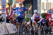 Paul Magnier sa raduje z víťazstva v 1. etape Okolo Slovenska. Na druhom mieste skončil slovenský reprezentant Lukáš Kubiš.
