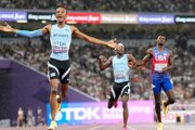 Busang Collen Kebinatshipi oslavuje víťazstvo vo finále 400 m na MS 2025