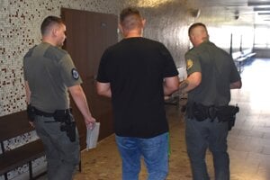 Justičná stráž odvádza Csabu P. do výkonu trestu.