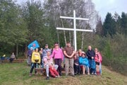 Spoločné foto pri slovenskom dvojkríži na Capkovom vrchu.