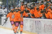 Hokejisti Košíc oslavujú gól