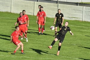 Neded (v červenom) zdolal Žihárec 2:1. 
