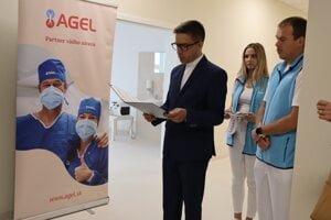 Dekan Valtoš v Nemocnici AGEL Hlohovec na otvorení zrekonštruovaných rehabilitačných priestorov.