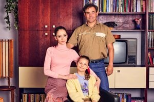 Eva Mores s Filipom Tůmom a Alicou Esterkovou v seriáli Sľub.