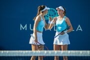 Slovenská tenistka Tereza Mihalíková (vľavo) s Britkou Oliviou Nichollsovou.