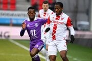 Johnson Kalu Nsumoh v červeno-bielom drese Trenčína.