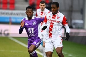Johnson Kalu Nsumoh v červeno-bielom drese Trenčína.