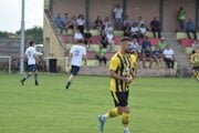 Ján Chovanec (vpredu) hral prvú ligu v troch krajinách, teraz nastupuje za rodnú Lipovú.