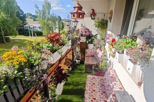 Najkrajší balkón má Zdenka Malá v Košútoch na Hurbanovej 18. 
