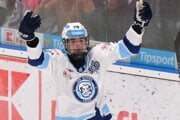 Radosť Tomáša Chrenka z Nitry po úvodnom góle v zápase 4. kola Tipsport ligy medzi HK Nitra - HK 32 Liptovský Mikuláš.