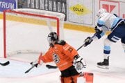 Brankár Košíc Dominik Riečický a autor druhého gólu Matej Paulovič (Nitra).