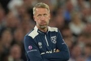 Tréner Graham Potter na lavičke West Hamu.