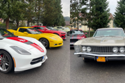 Vpravo Buick Riviera. 