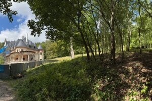 So skupinou priateľov vyčistili majitelia od náletov časť parku. Pri vchode do zámku sa tak namiesto nepriehľadnej húštiny objavil lipovo-brezový háj