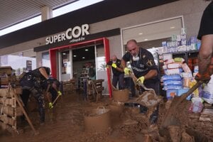 Odstraňovanie následkov povodní pred supermarketom v Catatroja, južného predmestia Valencie. Snímka z novembra 2024.