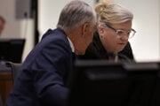 Vpravo právnička Kathryn Nesterová, právna zástupkyňa obvineného Tylera Robinsona.