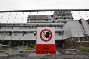 Administratívnu budovu na Rudlovskej ceste v Banskej Bystrici, známu ako Auris, obnovia.