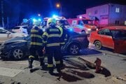 Na mieste dopravnej nehody, ktorej účastníkmi bolo 8 osôb.