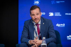 Peter Hort, obchodný riaditeľ Považskej cementárne, a. s. počas diskusie.