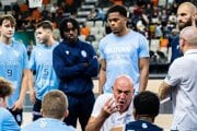 Tréner BC Slovan Bratislava Aramis Naglič spolu s hráčmi. 