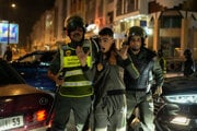 Chlapca zadržali počas protestov vedených mládežou, ktorí požadovali reformy zdravotníctva a vzdelávania v Maroku.