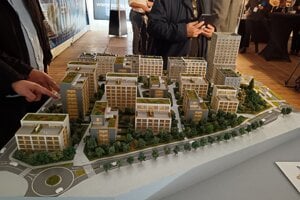Pohľad od Starej spišskej cesty - vľavo dole budúci kruhový objazd na križovatke Starej spišskej cesty so Sládkovičovou ulicou, ktorý bude súčasťou nového prepojenia s Watsonovou ulicou. Vpravo budúci kruhový objazd pri amfiteátri.