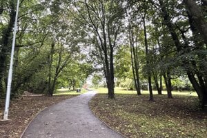Upravený park doplnili o osvetlenie, lavičky a nové chodníky.