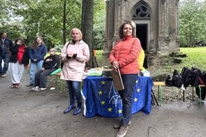 Historička umenia Kristína Zvedelová (vpravo) počas prednášky pre gymnazistov.