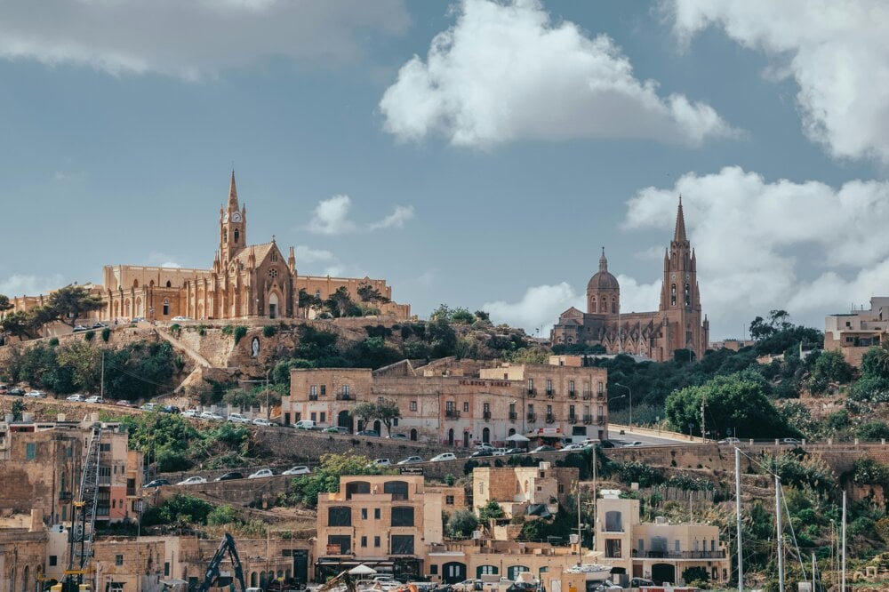 Kostol Panny Márie z Lúrd a Kostol svätého Jána Krstiteľa z prístavu Mgarr na ostrove Gozo (zdroj: pexels.com)