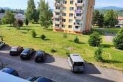 Časť obyvateľov nechce, aby bolo parkovisko na úkor zelene. 